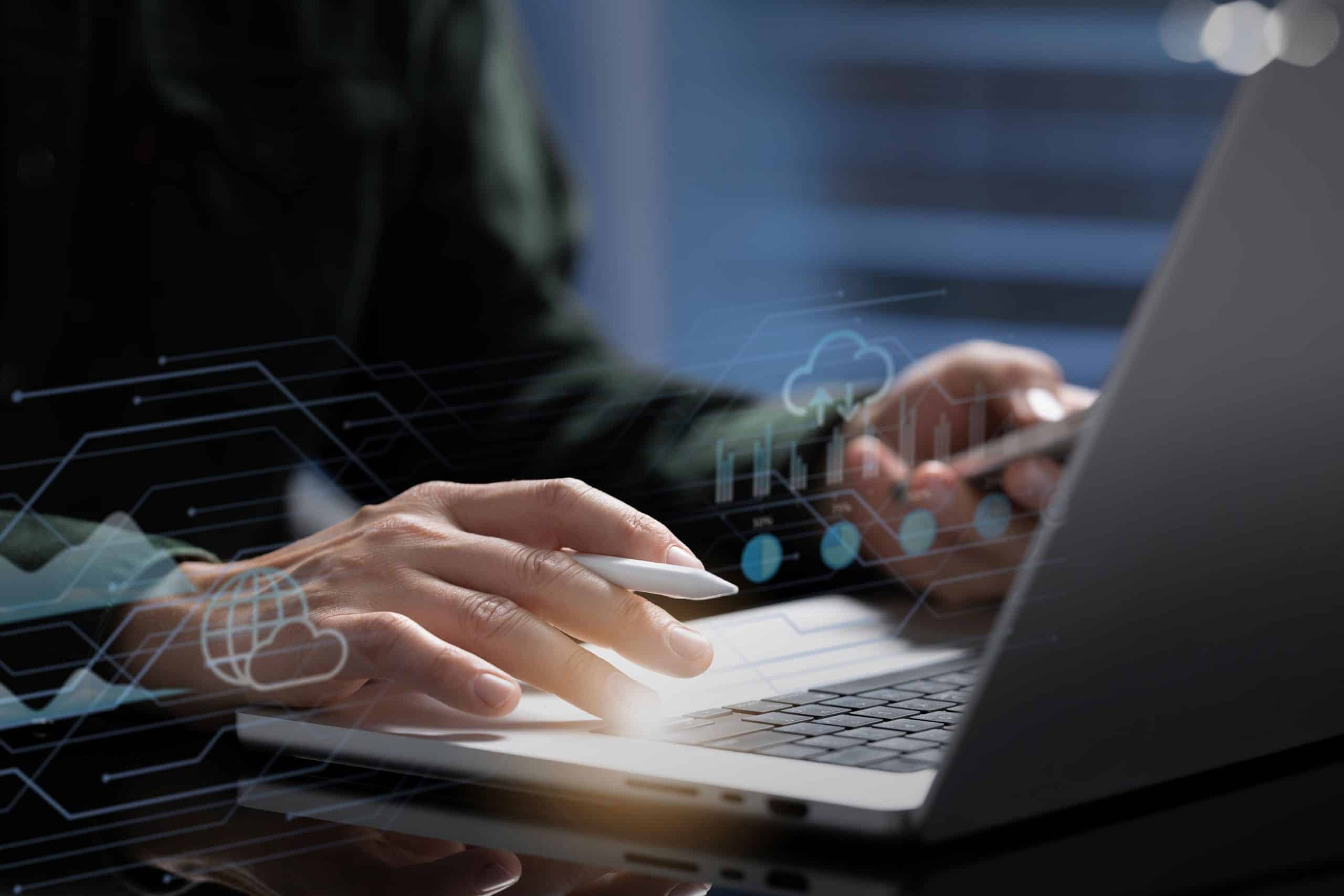 Eine Person, die einen Laptop benutzt und ein Smartphone in der Hand hält, wobei digitale Cloud-Computing- und Netzwerksymbole eingeblendet sind, die für Technologie und Datenkonnektivität stehen.