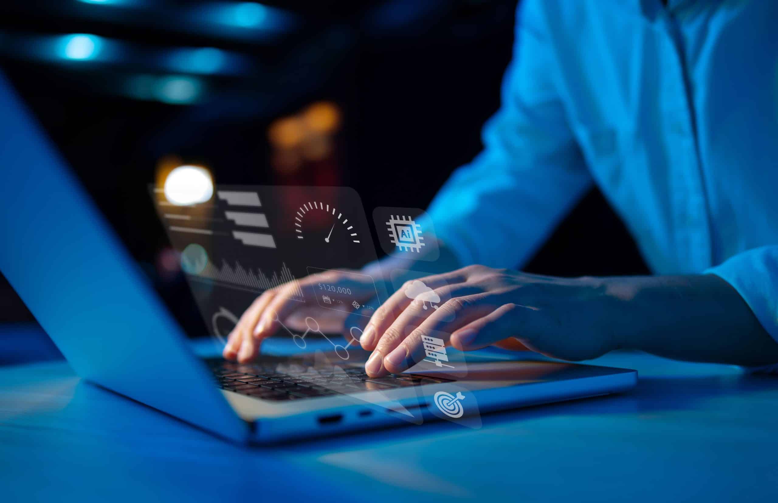 Eine Person tippt auf einer Laptoptastatur mit digitalen Symbolen, wie einem Tachometer und einem Mikrochip, die über die Tasten projiziert werden und auf Technologie, Datenanalyse oder Softwareentwicklung in einer modernen, blau beleuchteten Umgebung hinweisen.