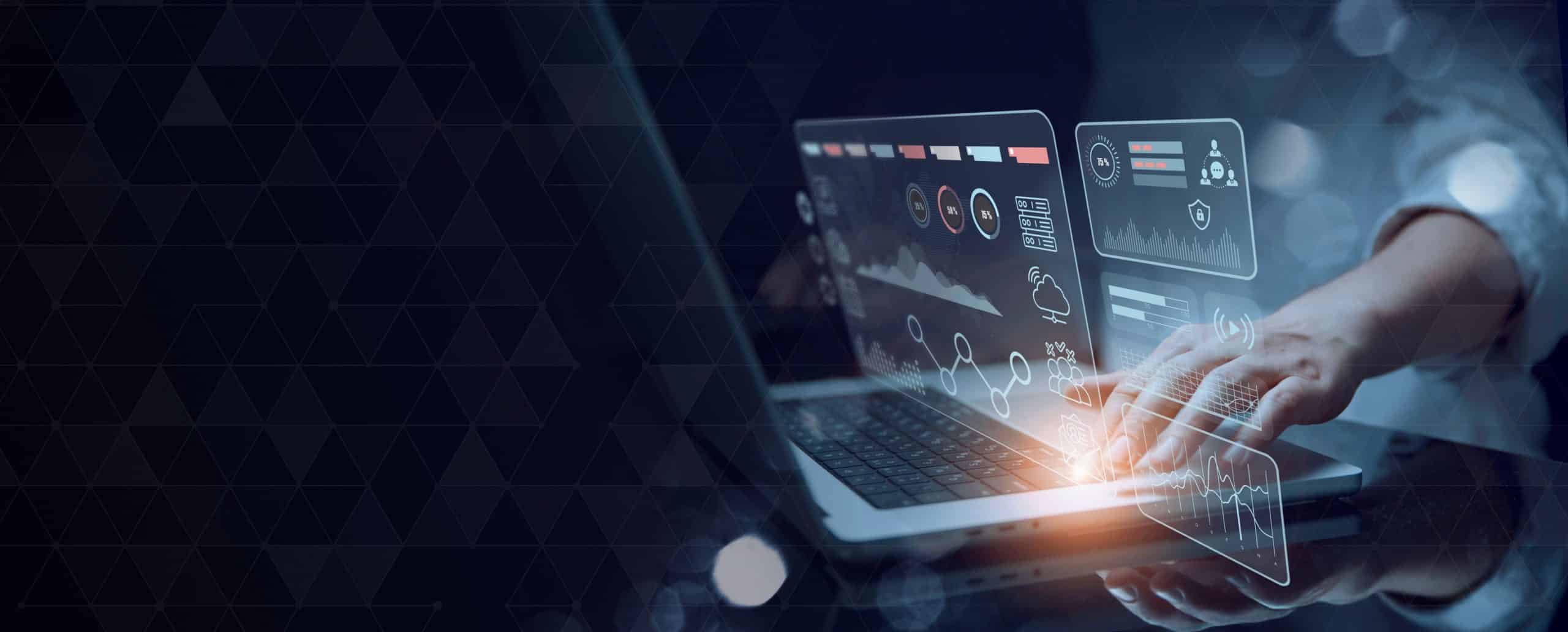 Eine Person, die auf einem Laptop tippt, während über der Tastatur transparente digitale Diagramme und Datenvisualisierungen projiziert werden, die Datenanalyse, Technologie und Cybersicherheitskonzepte symbolisieren.